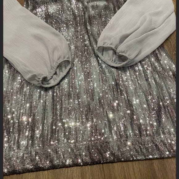 Brand New, Marciano, Silver Sequin Dress with Sheer Sleeves, Size s/m - Picture 4 of 9